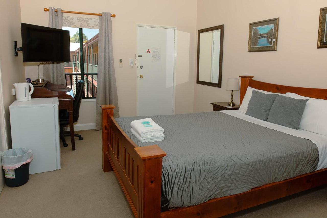 Settlers Hotel York Bagian luar foto