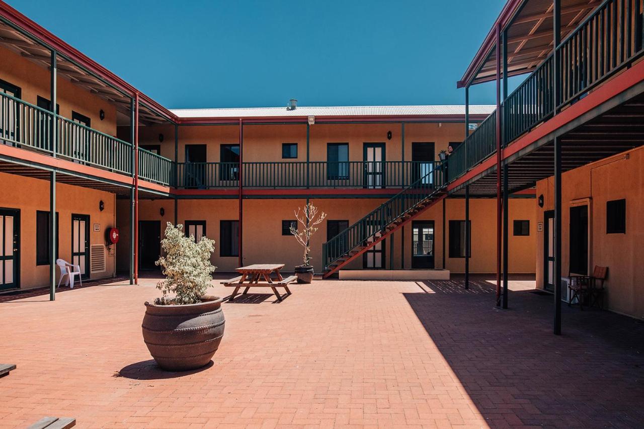 Settlers Hotel York Bagian luar foto