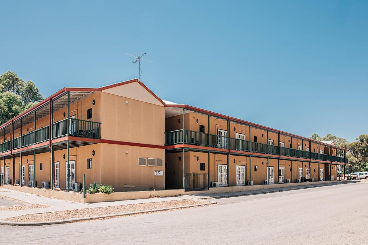 Settlers Hotel York Bagian luar foto