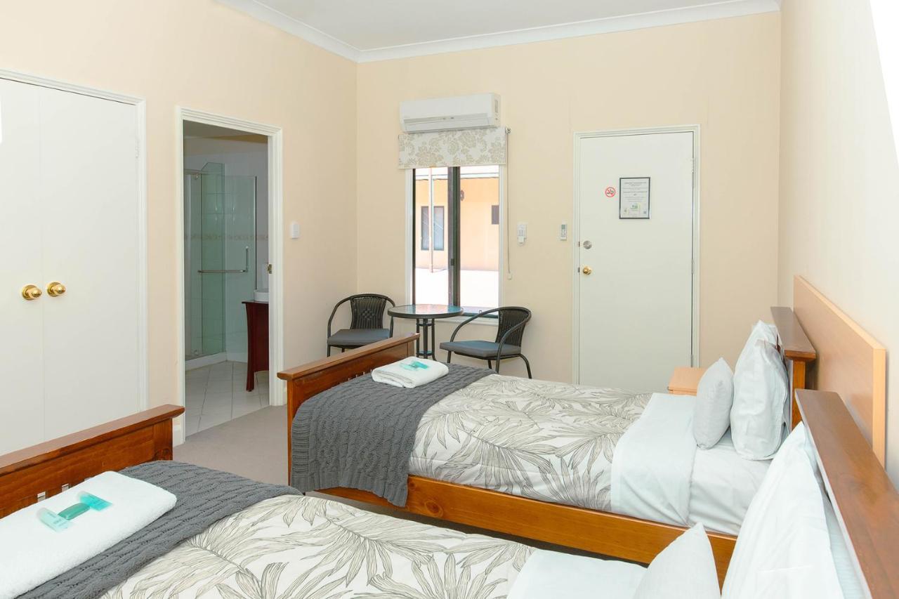 Settlers Hotel York Bagian luar foto