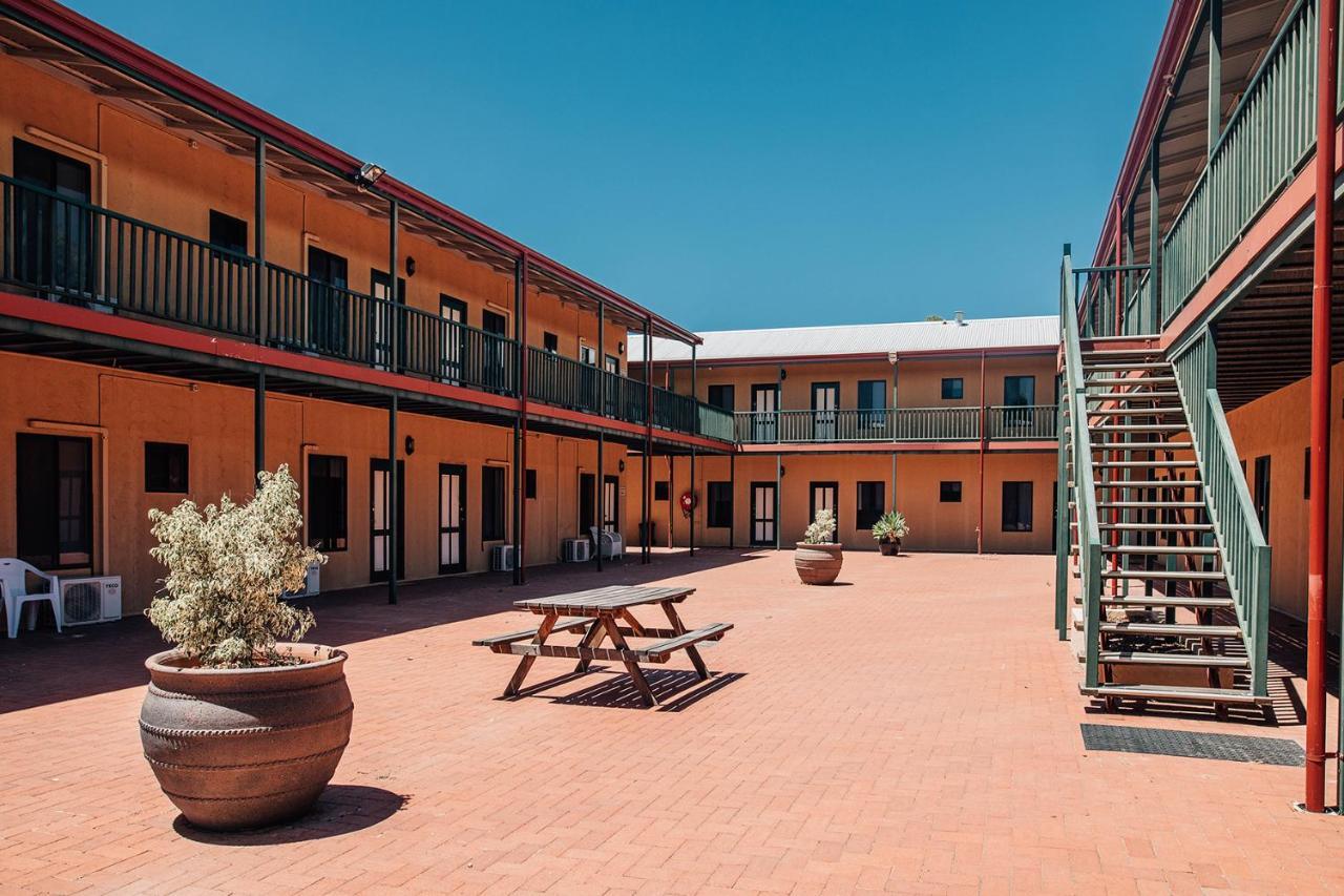 Settlers Hotel York Bagian luar foto