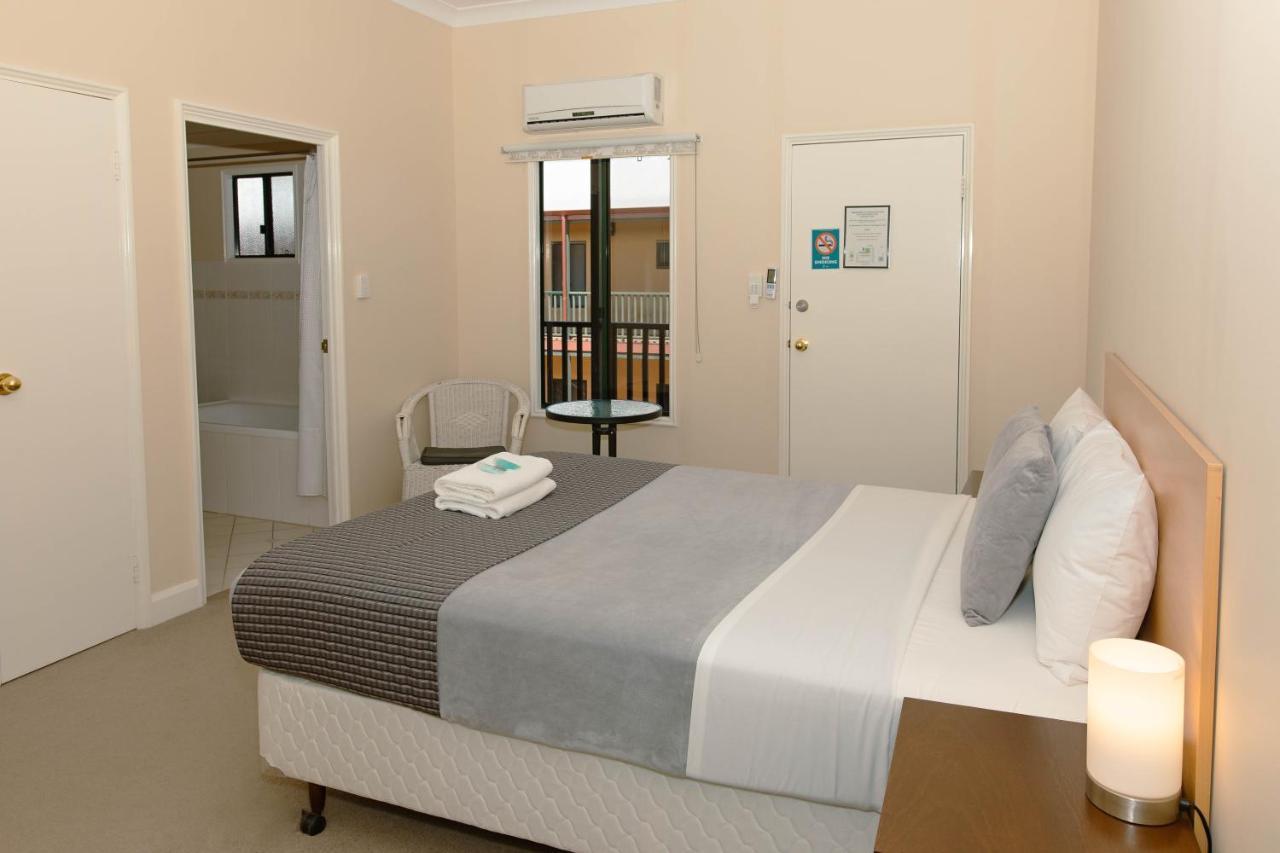Settlers Hotel York Bagian luar foto