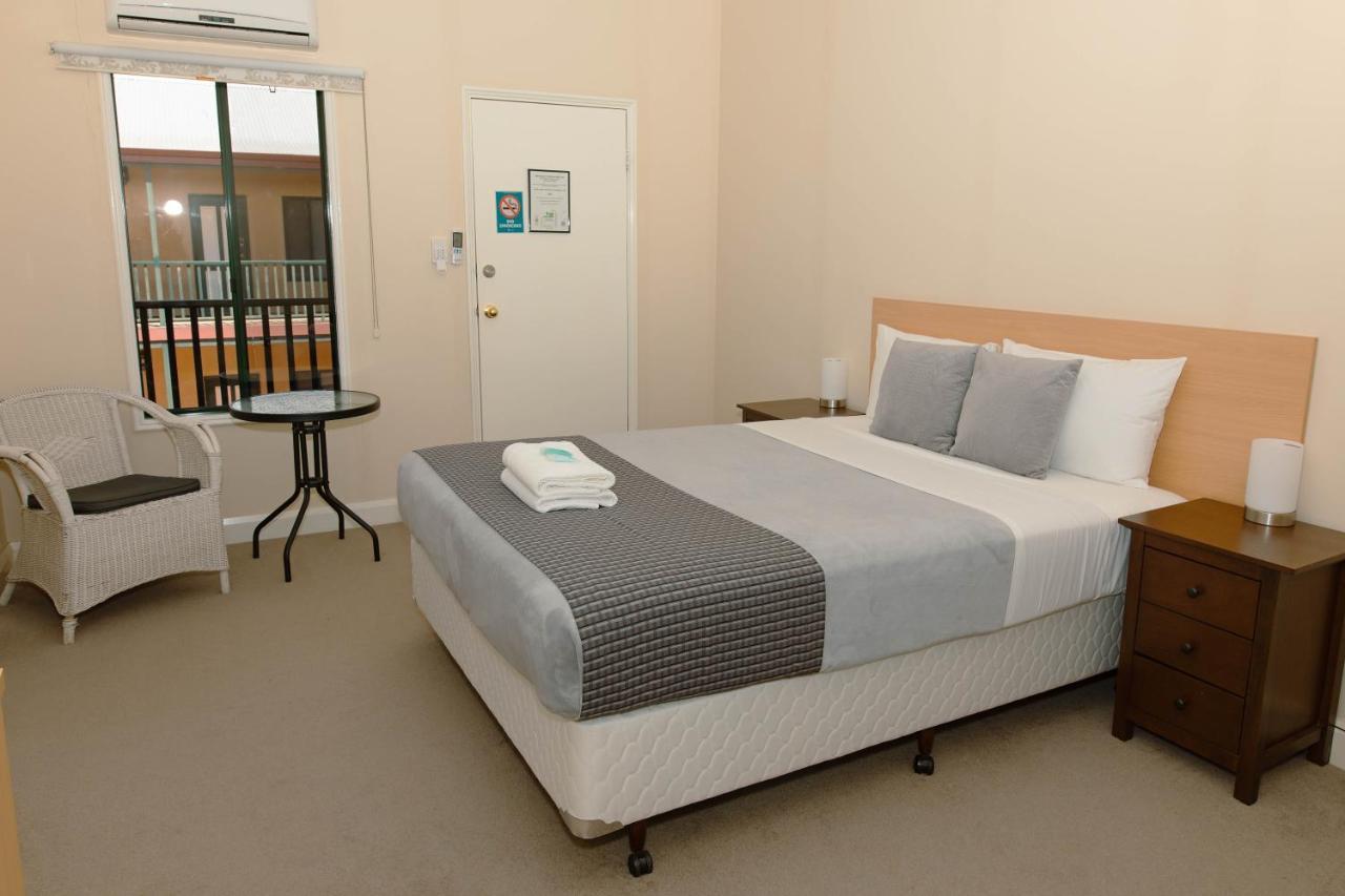 Settlers Hotel York Bagian luar foto