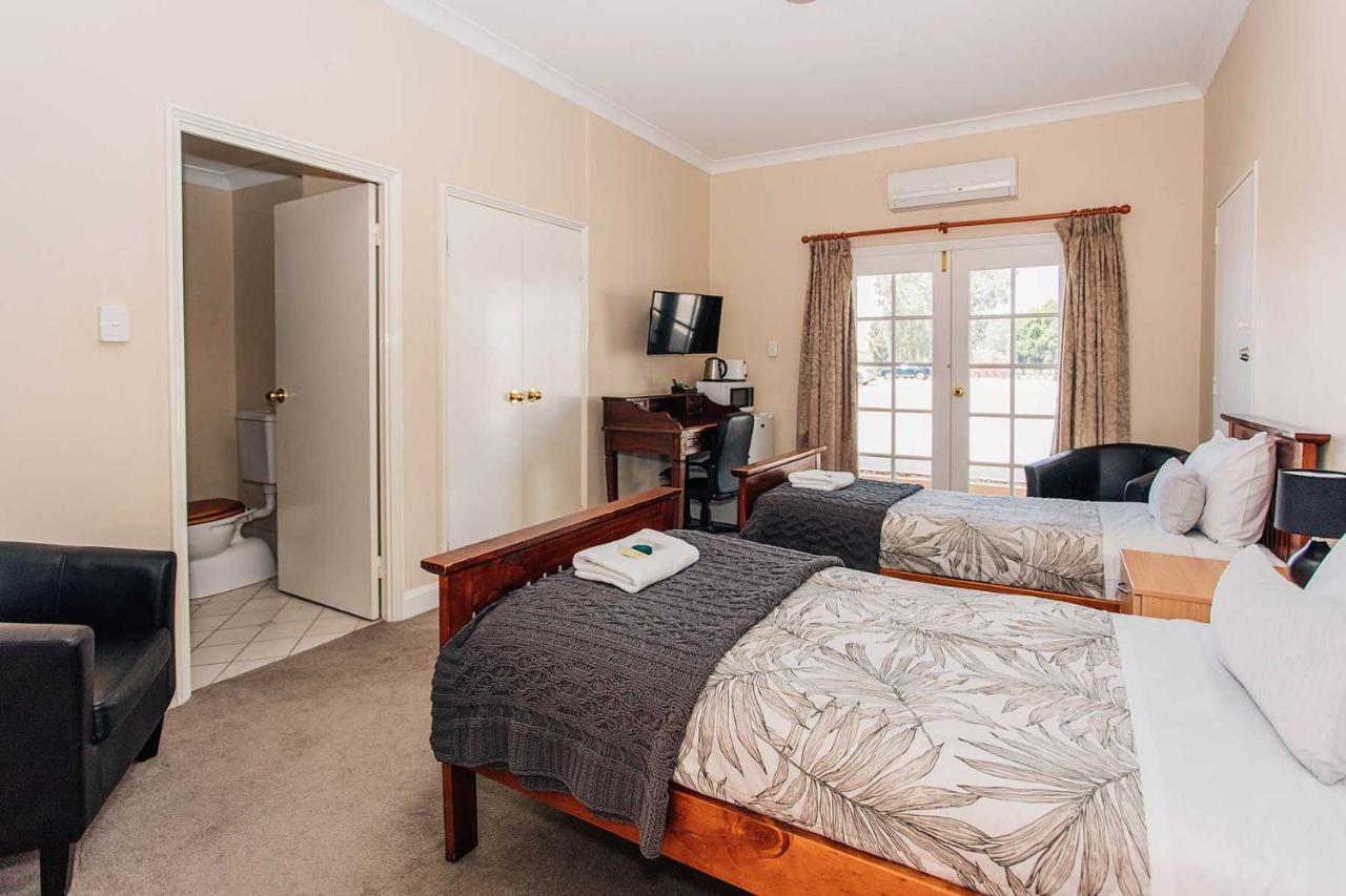 Settlers Hotel York Bagian luar foto