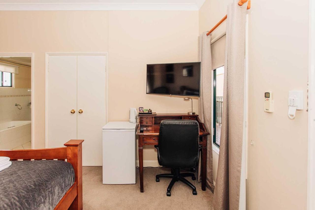 Settlers Hotel York Bagian luar foto