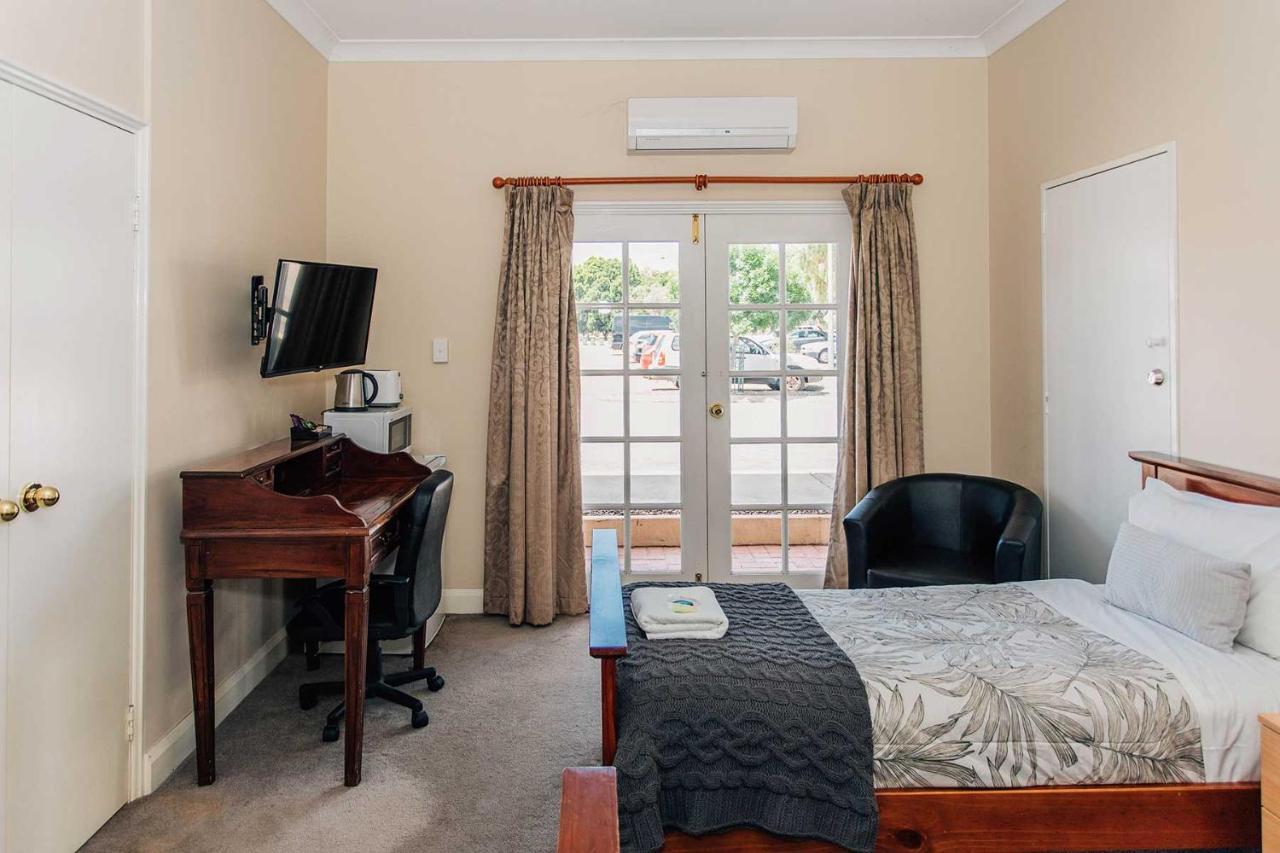 Settlers Hotel York Bagian luar foto