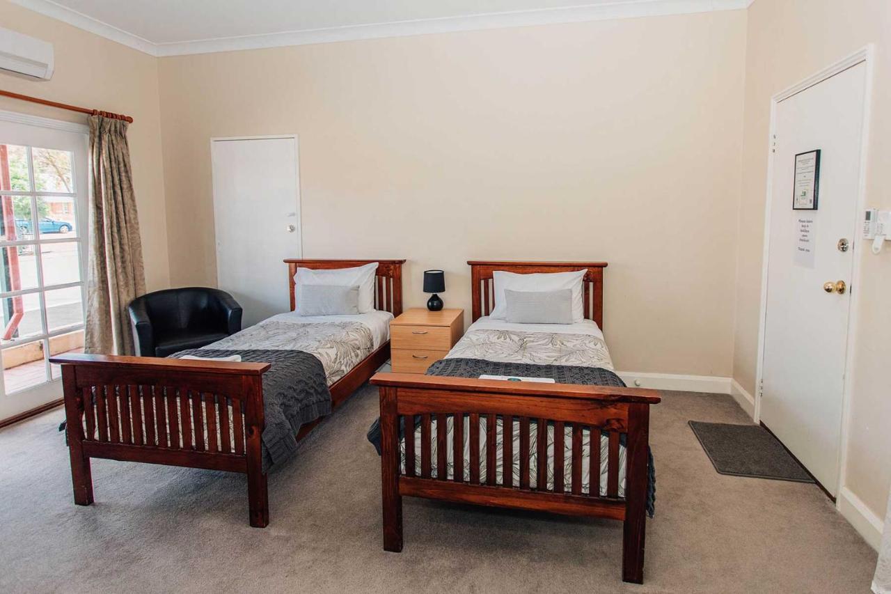 Settlers Hotel York Bagian luar foto